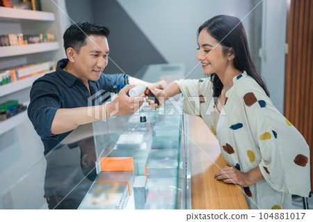 female customer choosing the variant of the vape mod female customer choosing the variant of the vape mod 104881017