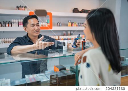 male vape seller explaining about the vape mod male vape seller explaining about the vape mod 104881180