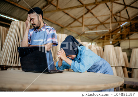 Disappointed male and female veiled businessmen after seeing a laptop Disappointed male and female veiled businessmen after seeing a laptop 104881197