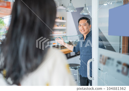 male vape seller welcoming the female customer male vape seller welcoming the female customer 104881362