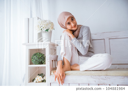 healthy muslim woman wearing hijab smiling to camera 104881984