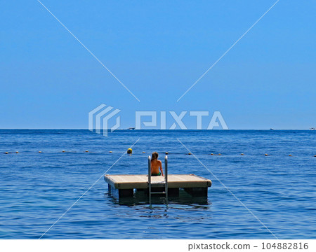 法國蔚藍海岸埃茲享受夏季海上假期的婦女 法國蔚藍海岸埃茲享受夏季海上假期的婦女 104882816