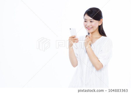 一位三十多歲的女性擔心在白色背景前拿著智能手機 104883363