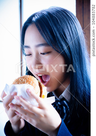 吃漢堡的高中女生 104883782