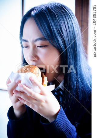 吃漢堡的高中女生 104883785