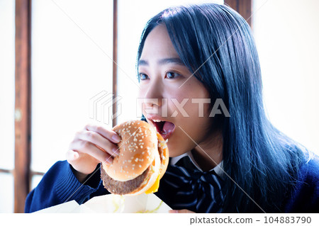 吃漢堡的高中女生 104883790