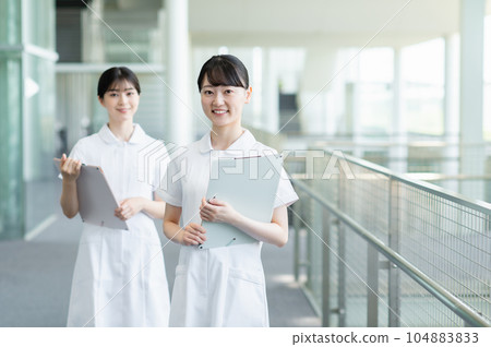 在醫院工作的年輕女護士 104883833