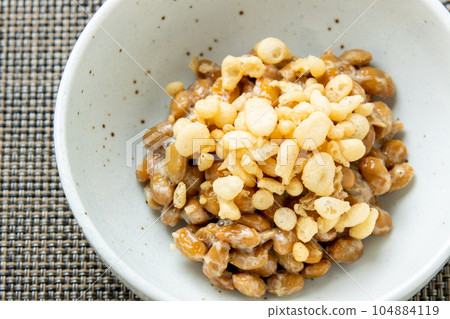 納豆的安排。納豆上面撒上天芥末。 104884119