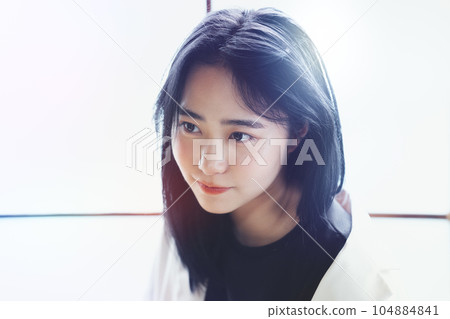 一個充滿女性氣息的年輕女子的特寫 104884841