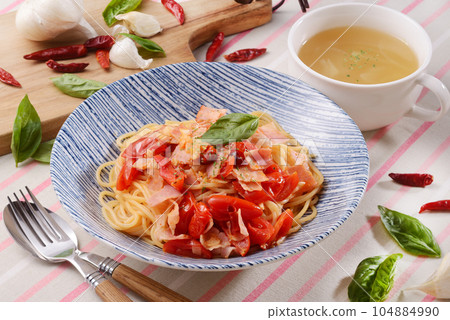 意粉用蕃茄和煙肉 104884990