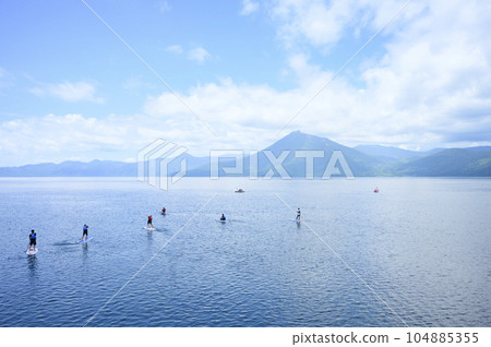 夏天的支笏湖（享受SUP衝浪板的人們） 104885355