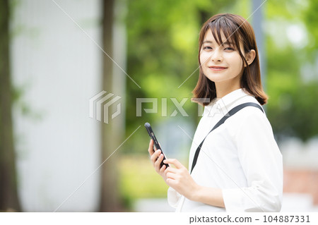 A woman to search on a smartphone 104887331