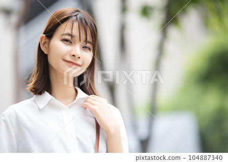 A young woman walking in the city 104887340