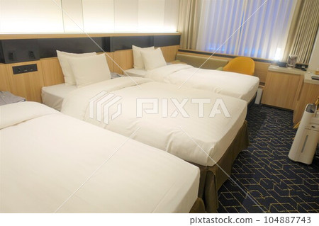 酒店房間有 3 張並排的床 三人間 三人間 酒店房間有 3 張並排的床 三人間 三人間 104887743
