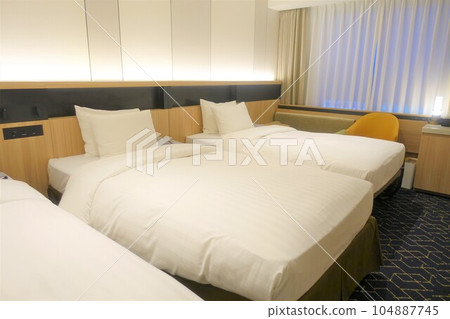 酒店房間有 3 張並排的床 三人間 三人間 酒店房間有 3 張並排的床 三人間 三人間 104887745