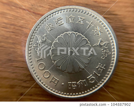 100 yen cupronickel coin reverse side commemorating the 50th anniversary of Emperor Showa's reign 104887902