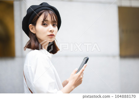 一個女人在智能手機上搜索 104888170