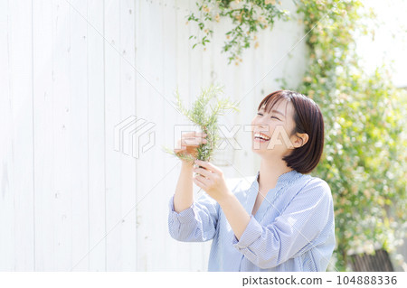 女人與草藥的照片 104888336