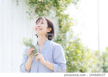 女人與草藥的照片 104888337