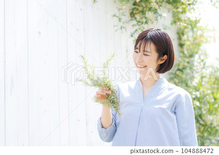 迷迭香女人的照片 104888472