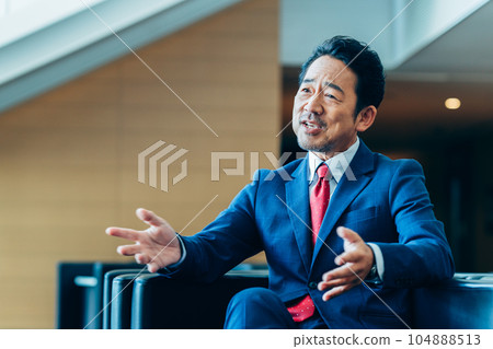 中層管理人員接受采訪 中層管理人員接受采訪 104888513