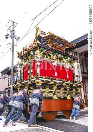 220415 rainy alpine festival illustration 5z071 104888665