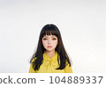 白色背景年輕女子插畫AI生成圖像 104889337