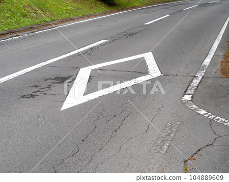 在路面上畫的鑽石標記。道路標記（指示標記）“與人行橫道或自行車道口”。 104889609