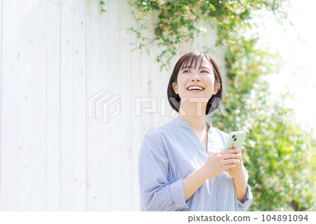 Woman with smartphone 104891094