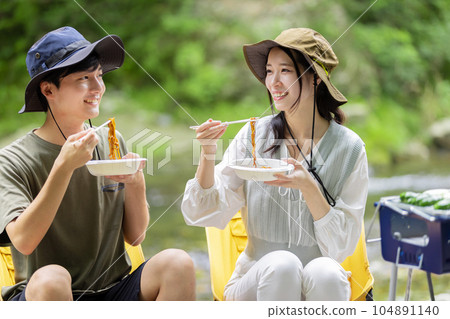 夫婦在營地吃炒麵 夫婦在營地吃炒麵 104891140