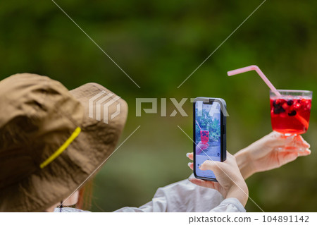 年輕女子在戶外喝一杯美酒 104891142