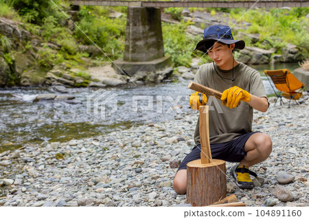 一個人在營地砍柴 104891160