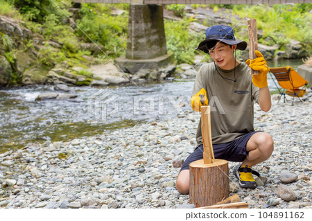 一個人在營地砍柴 一個人在營地砍柴 104891162