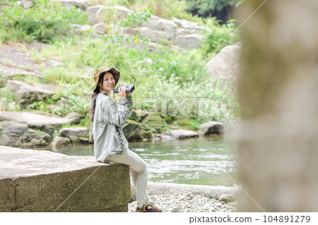 一位女士在河床上享受觀鳥的樂趣 104891279