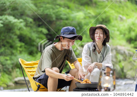 夫婦在營地做炒麵 104891442