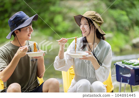夫婦在營地吃炒麵 104891445