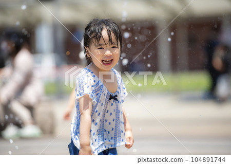 廣場噴泉里玩耍的3歲小女孩 廣場噴泉里玩耍的3歲小女孩 104891744