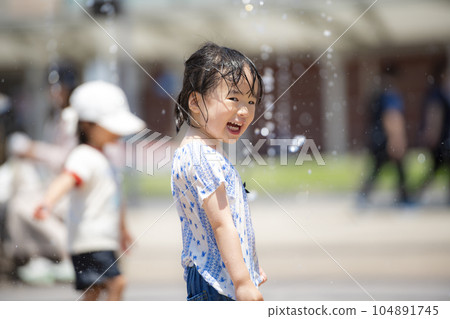 廣場噴泉里玩耍的3歲小女孩 廣場噴泉里玩耍的3歲小女孩 104891745