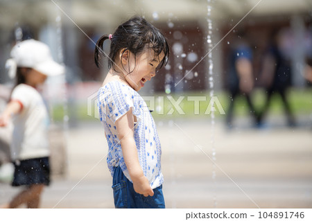 廣場噴泉里玩耍的3歲小女孩 104891746