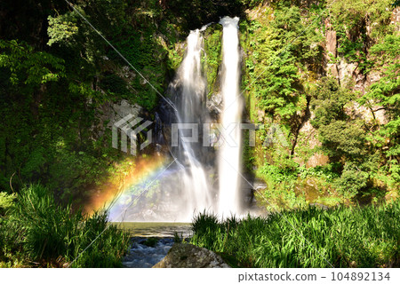 新鮮的綠色 Hattan 瀑布和彩虹 104892134