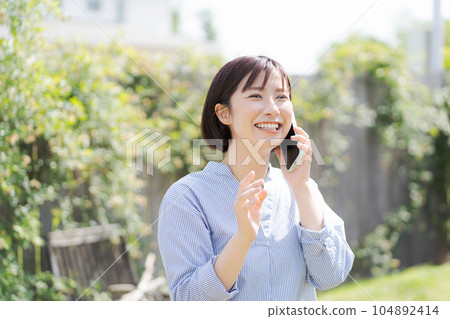 女人打電話的照片 104892414