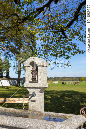 Dekoku，Tomoe Riya，教堂，大樹，水龍頭，公園，無腿椅子，德國，巴伐利亞，教堂，大樹，供水，公園，椅子 104892672
