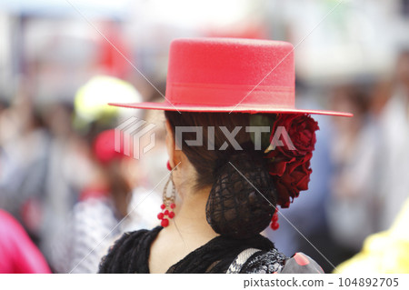 穿著弗拉門戈服裝跳舞的女人 104892705