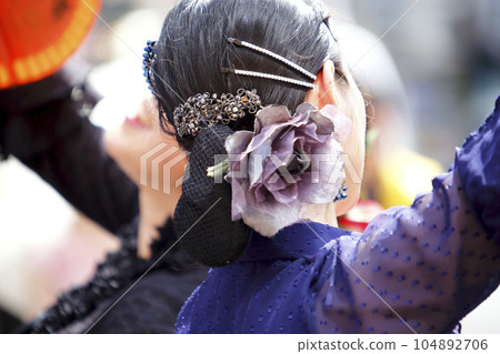 穿著弗拉門戈服裝跳舞的女人 104892706