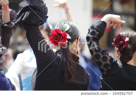 Women dancing in flamenco costumes 104892707
