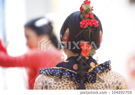 身穿弗拉門戈服裝的婦女載歌載舞 104892709