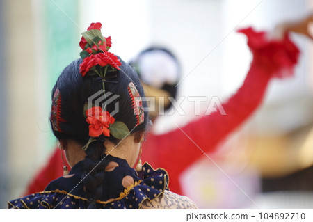 身穿弗拉門戈服裝的婦女載歌載舞 104892710