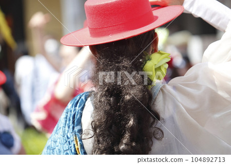 穿著弗拉門戈服裝跳舞的女人 穿著弗拉門戈服裝跳舞的女人 104892713