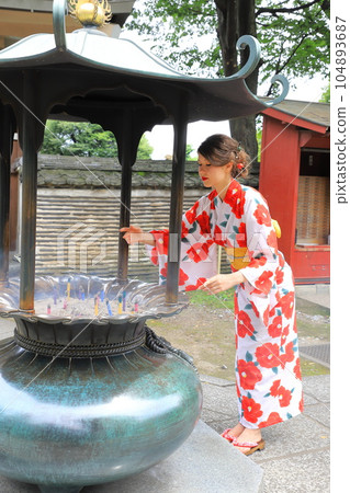 穿著和服的外國女人 104893687