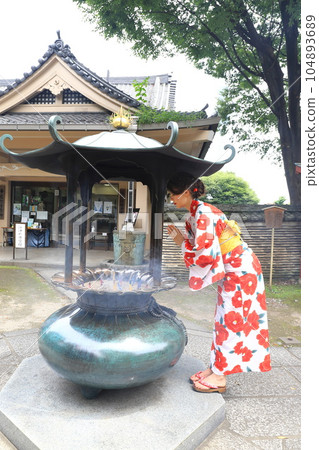 foreign woman in kimono 104893689